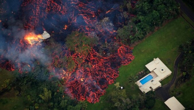 Foto: Sarkana lava Havaju salās aprij mājas ar baseiniem