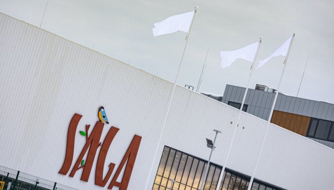 Foto: Nesagaidot valsts atbalstu nomai, tirdzniecības centri izkar baltus karogus
