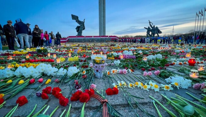 Работники Rīgas meži получают угрозы после уборки цветов у памятника в парке Победы