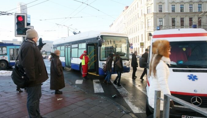 В центре Риги троллейбус сбил пешехода