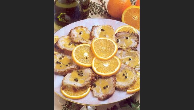 Cūkas cepetis apelsīnu mērcē. Foto: "Gardēža pavārgrāmata", Jāņa Rozes apgāds