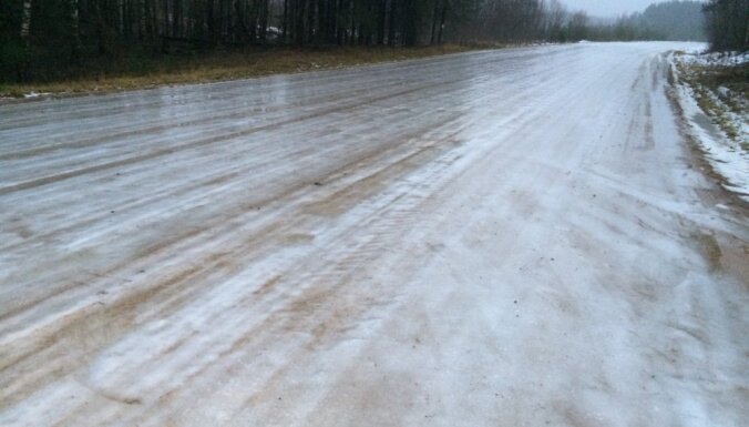 Вниманию водителей: на выходных дороги Латвии могут покрыться льдом