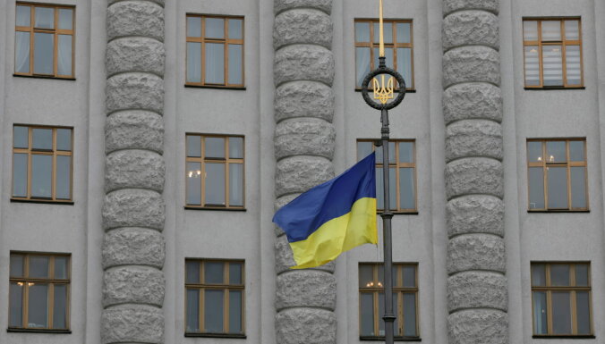 ASV liek diplomātu ģimenēm pamest Ukrainu