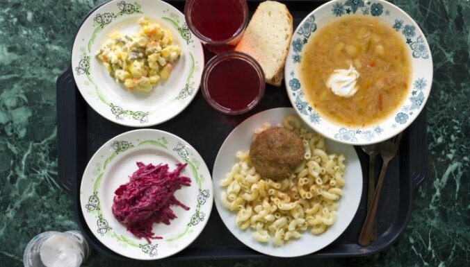 В детских садах Латвии урезали норму калорийности блюд: родители жалуются, что дети приходят голодными