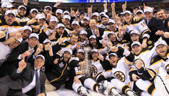 Bostonas 'Bruins' hokejisti izcīna Stenlija kausu