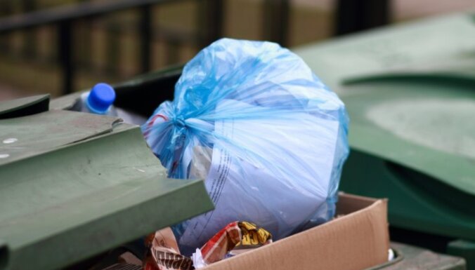 В рижских парках появятся большие мусорники: маленькие "не справляются" с едой навынос