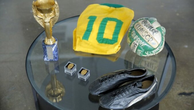 Pele izsolē pārdod savas trofejas