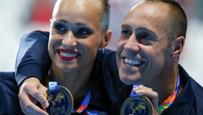 Amerikāņu duets kļūst par vēsturē pirmajiem pasaules čempioniem sinhronajā peldēšanā pāriem