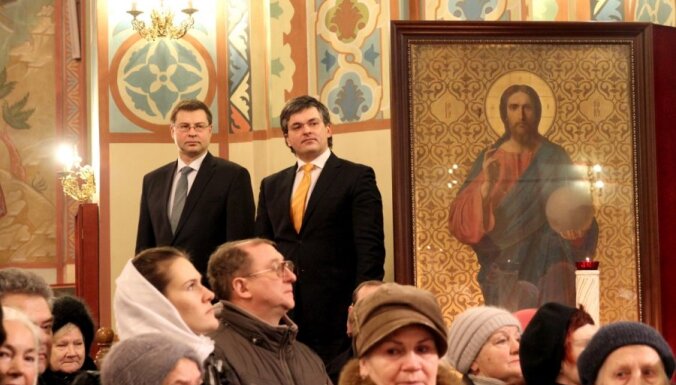 Fotoreportāža: Dombrovskis apmeklē pareizticīgo Ziemassvētku dievkalpojumu