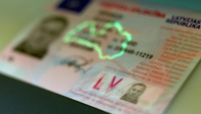 Saeimas komisija aicinās valdību Covid-19 sertifikāta identifikācijai izmantot arī autovadītāja apliecību