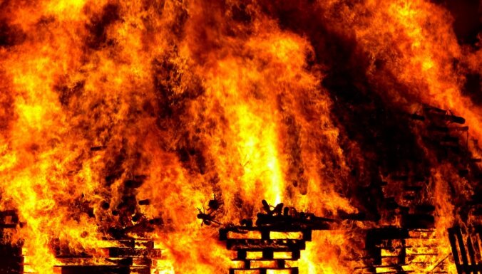 В Елгаве в пожаре погиб человек; под Резекне из колодца достали тело мужчины