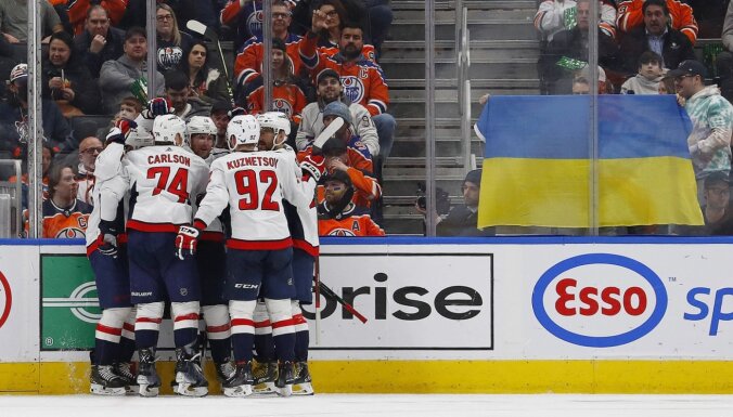Edmontonas 'Oilers' līdzjutēji pauž atbalstu Ukrainai un izsvilpj Ovečkinu