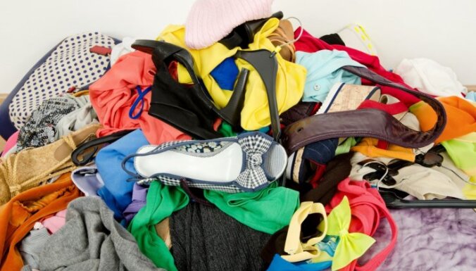 Jaunas drēbes – atkritumos? Kā Latvijai nenoslīkt nenovalkāto apģērbu kalnos