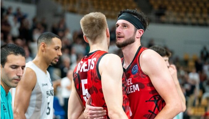 Video: Mejeris ar 'danku' izrauj 'Hapoel' komandai uzvaru FIBA Čempionu līgas spēlē