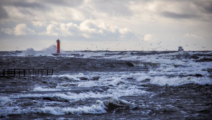 Stiprā vēja dēļ Rīgā izsludina augstākās pakāpes – sarkano – brīdinājumu