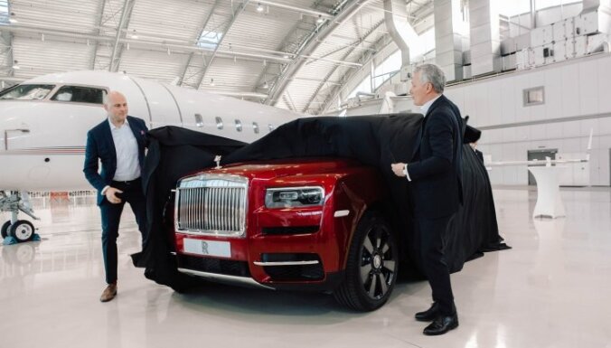 Foto: Latvijā prezentēts 'Rolls-Royce' paaugstinātās pārgājības modelis 'Cullinan'
