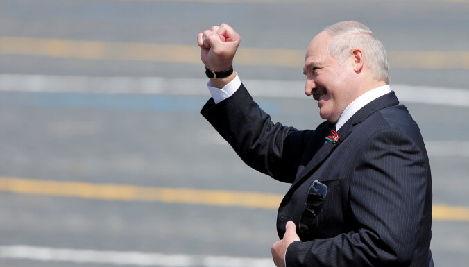'Paši krāsoja sev zilumus': ko Lukašenko pastāstīja Krievijas medijiem