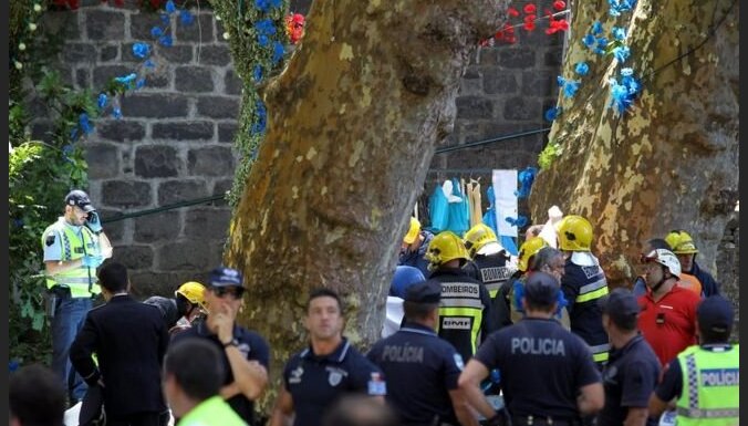 Krītošs koks festivālā Madeiras salā nogalina 12 cilvēkus