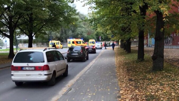 Rīgas centrā auto notriec trīs mazus bērnus