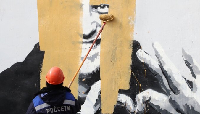 Sanktpēterburgā tapis ielu mākslas darbs ar Navaļniju; tas nekavējoties aizkrāsots