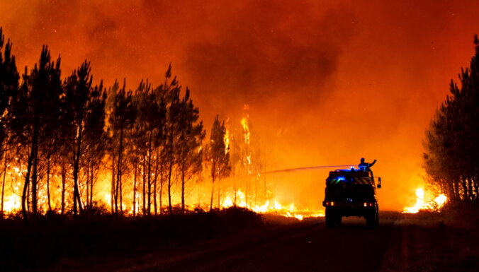ФОТО: "Это монстр!" Лесной пожар во Франции видно из космоса