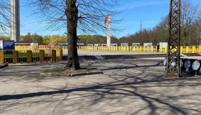 Ночью парк Победы и памятник освободителям оградили забором