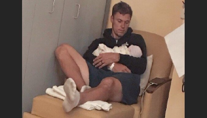 Štromberga sieva publisko aizkustinošu jaundzimušā dēliņa foto