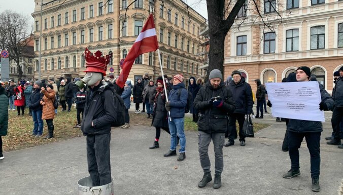 ФОТО, ВИДЕО. В Риге проходит акция протеста против "антиковидных" мер
