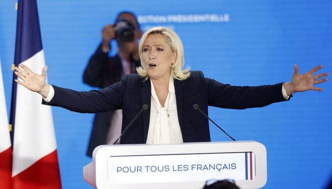 Francijas prezidenta vēlēšanās uzvaru svin Makrons, liecina aptaujas (plkst. 23.09)