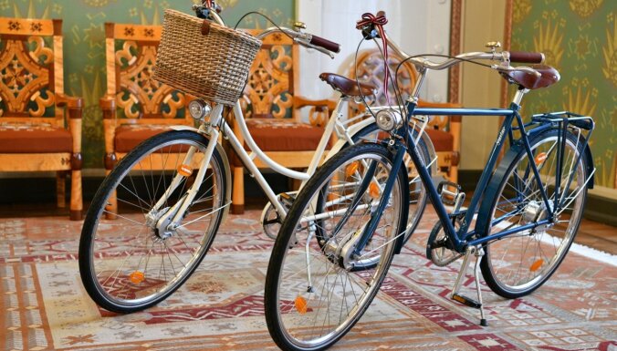 Макронам подарили латвийские велосипеды - и президентская пара в восторге