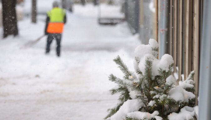 Рига выделила более полумиллиона евро на уборку снега в центре столицы этой зимой
