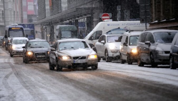 Снег и обледенение осложняют условия на дорогах по всей Латвии