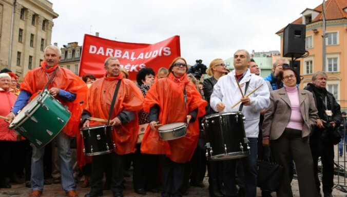 ФОТО: В Риге прошел массовый пикет против продажи Citadele