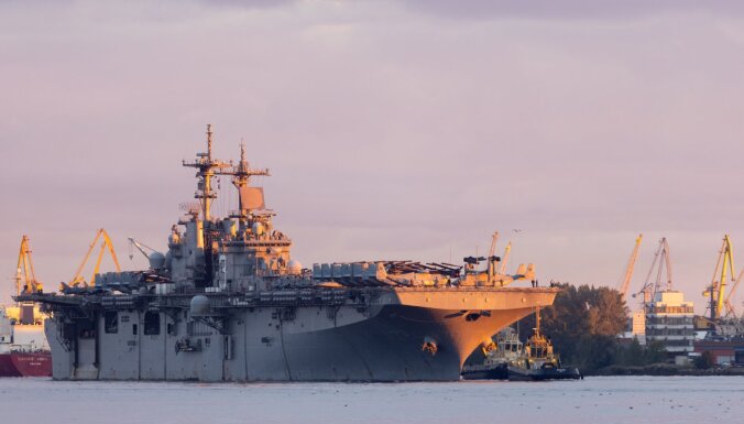 ФОТО: В Ригу прибыл один из крупнейших военных кораблей США