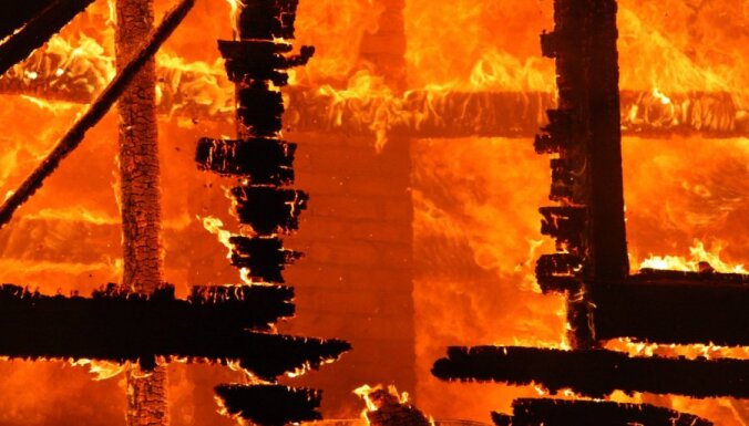 Ночью в центре Риги горел дом: из прилегающего здания эвакуировали жителей