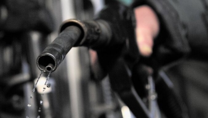 Цены на автозаправках не спешат падать на фоне новостей о дешевеющей нефти