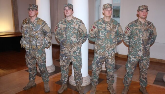 Foto: Unikāls un patentēts – Latvijas karavīriem jauns formastērpa raksts 'MultiLATPAT'