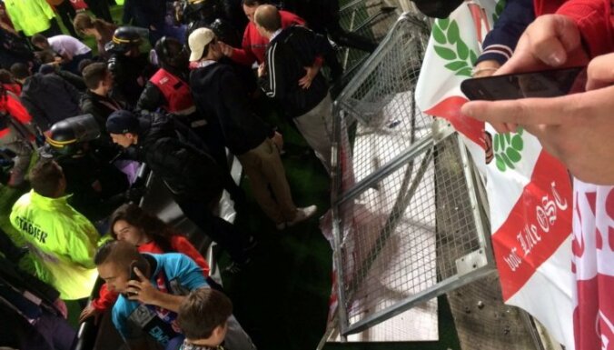 Francijas stadionā sabrūkot barjerai, ievainoti 29 futbola līdzjutēji