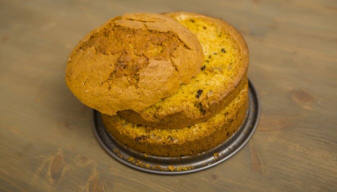 Recepte no grāmatas: gardā burkānu torte ar krēmsieru