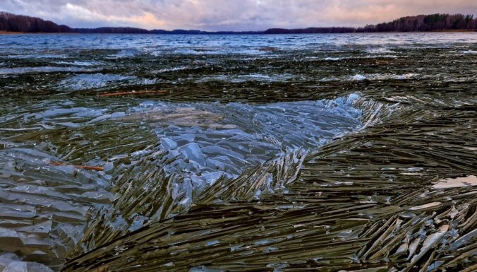 ВИДЕО. Вместо озера - разбитое стекло: Одно из литовских озер изменилось до неузнаваемости