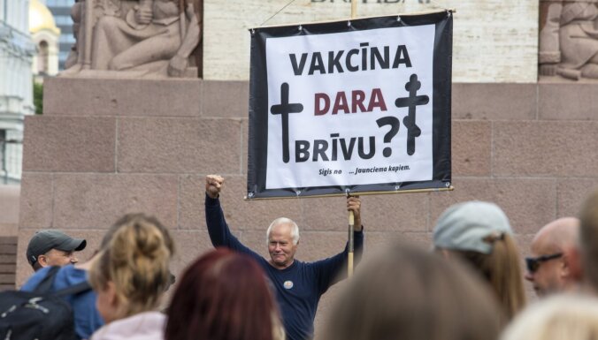 ФОТО: В Латвии прошли митинги противников обязательной вакцинации, полиция возбудила административные дела