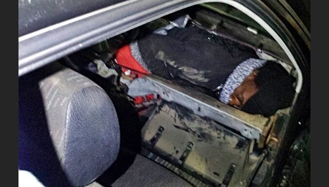 Мигранты пытаются попасть в Сеуту, спрятавшись в машине и чемодане