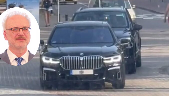 Valsts prezidents Egils Levits no sudraba 'Lexus' pārsēdies melnā BMW
