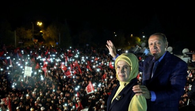 Novērotāji: Turcijas referendums noticis 'nevienlīdzīgā spēles laukumā'