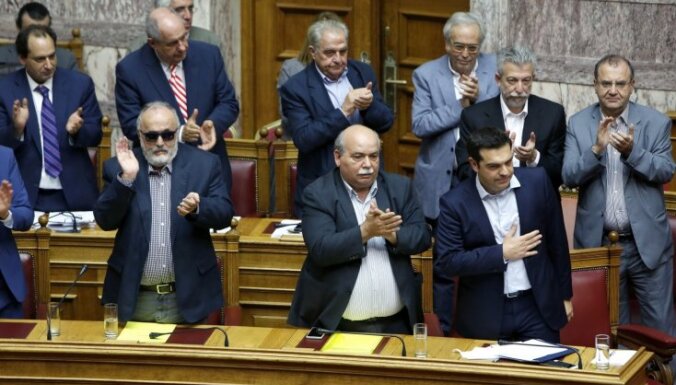 Grieķijas parlaments dod 'zaļo gaismu' referendumam par kreditoru priekšlikumiem