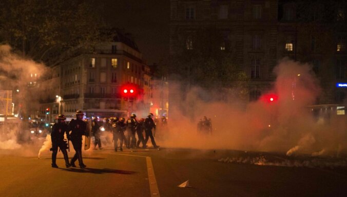 Protestos Francijā ievainoti 24 policisti, 124 cilvēki aizturēti