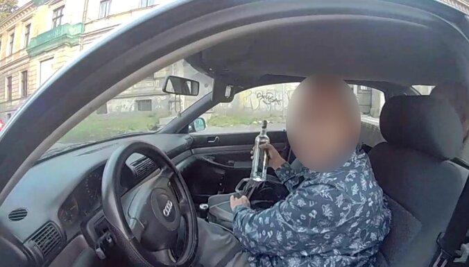 ФОТО. Пьяный водитель дважды за час попался полицейским в центре Риги
