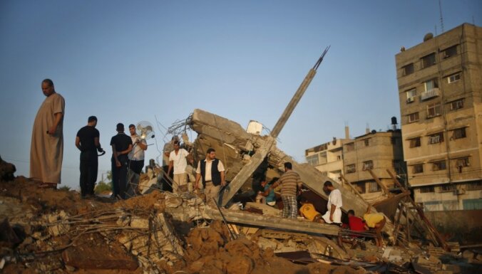 Izraēla turpina uzbrukumu Gazas joslai; bojā gājuši vismaz 28 cilvēki