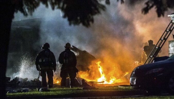 ФОТО: Самолет упал на жилые дома в Калифорнии: есть жертвы
