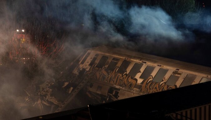 Vilcienu avārijas Grieķijā upuru skaits pieaug; iedzīvotāji vaino valdību